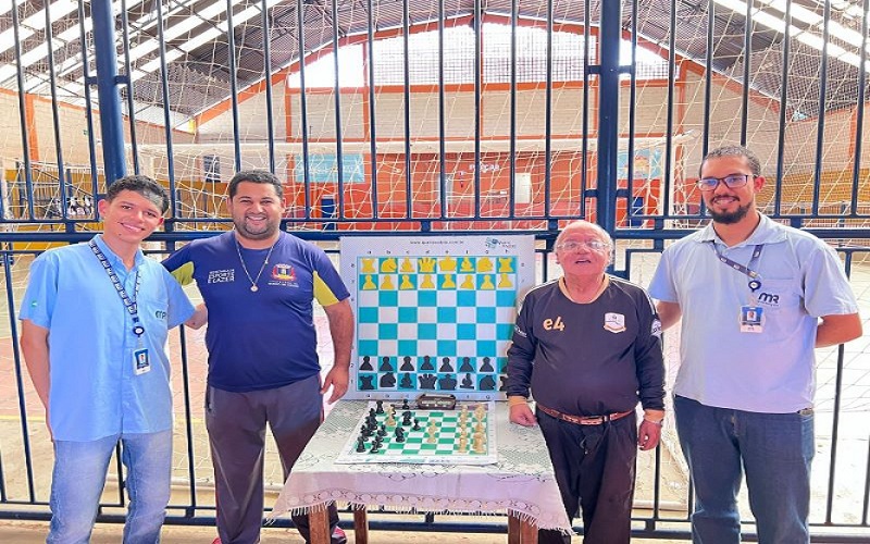 MR faz a entrega 25 kits de xadrez para escolas de Barão de Cocais