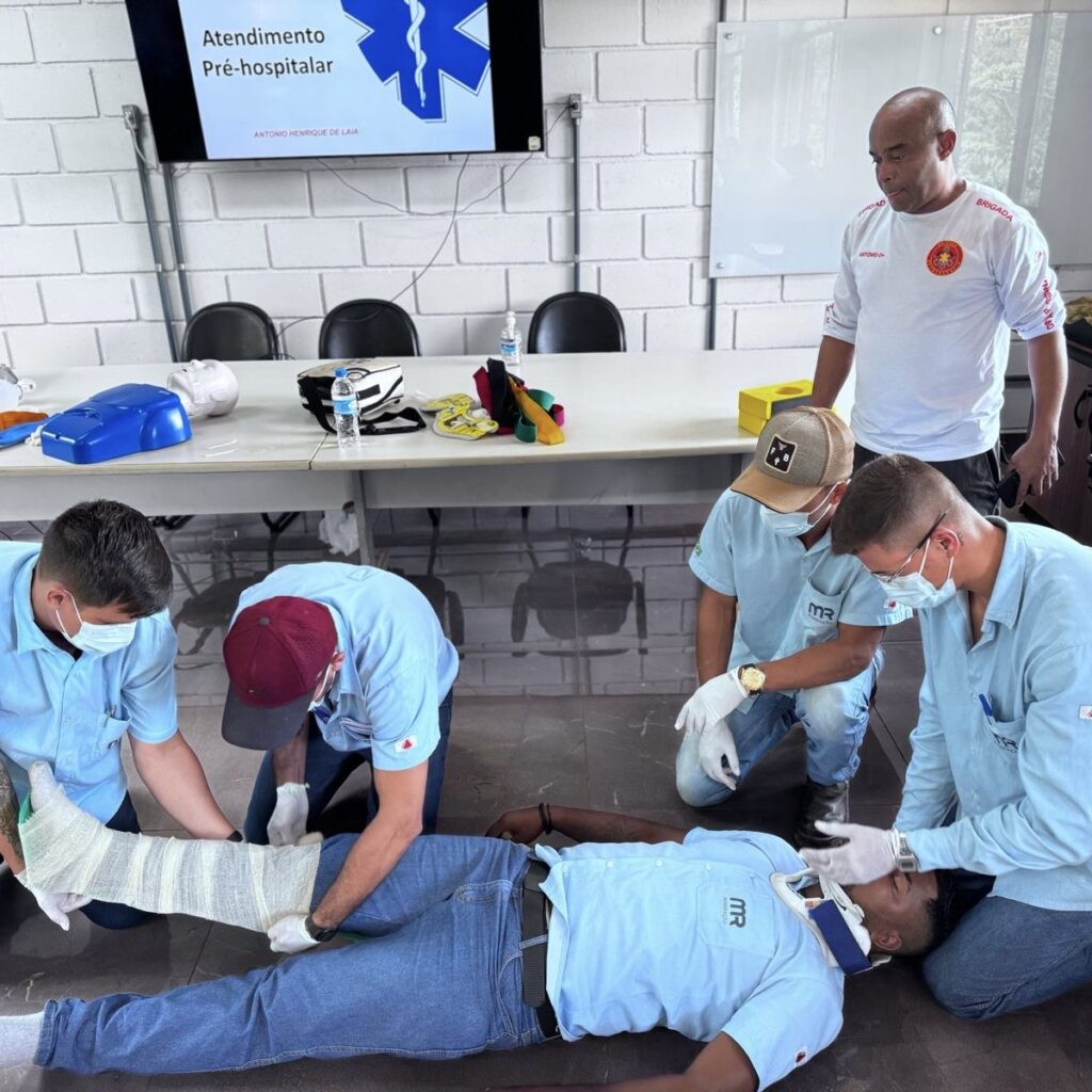 Socorristas da MR passam por treinamento com bombeiro civil