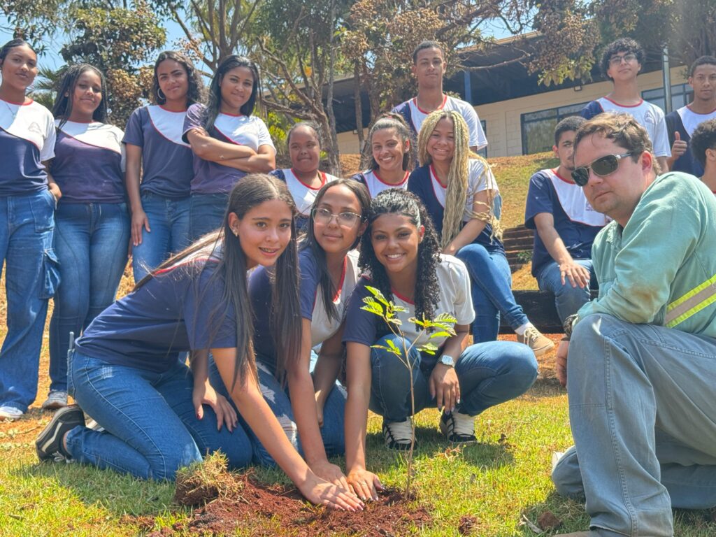 Dia da Árvore: alunos da Padre Heitor plantam ipê na área da MR